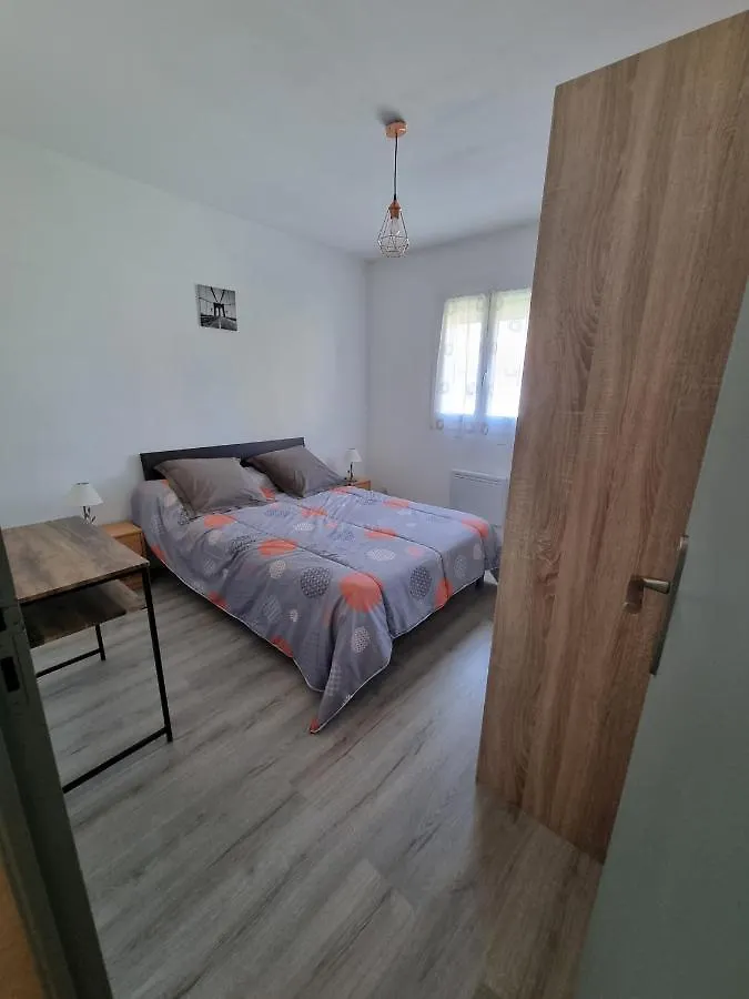 Location Vacances T4 Bas De Villa Toulon 0*,  France